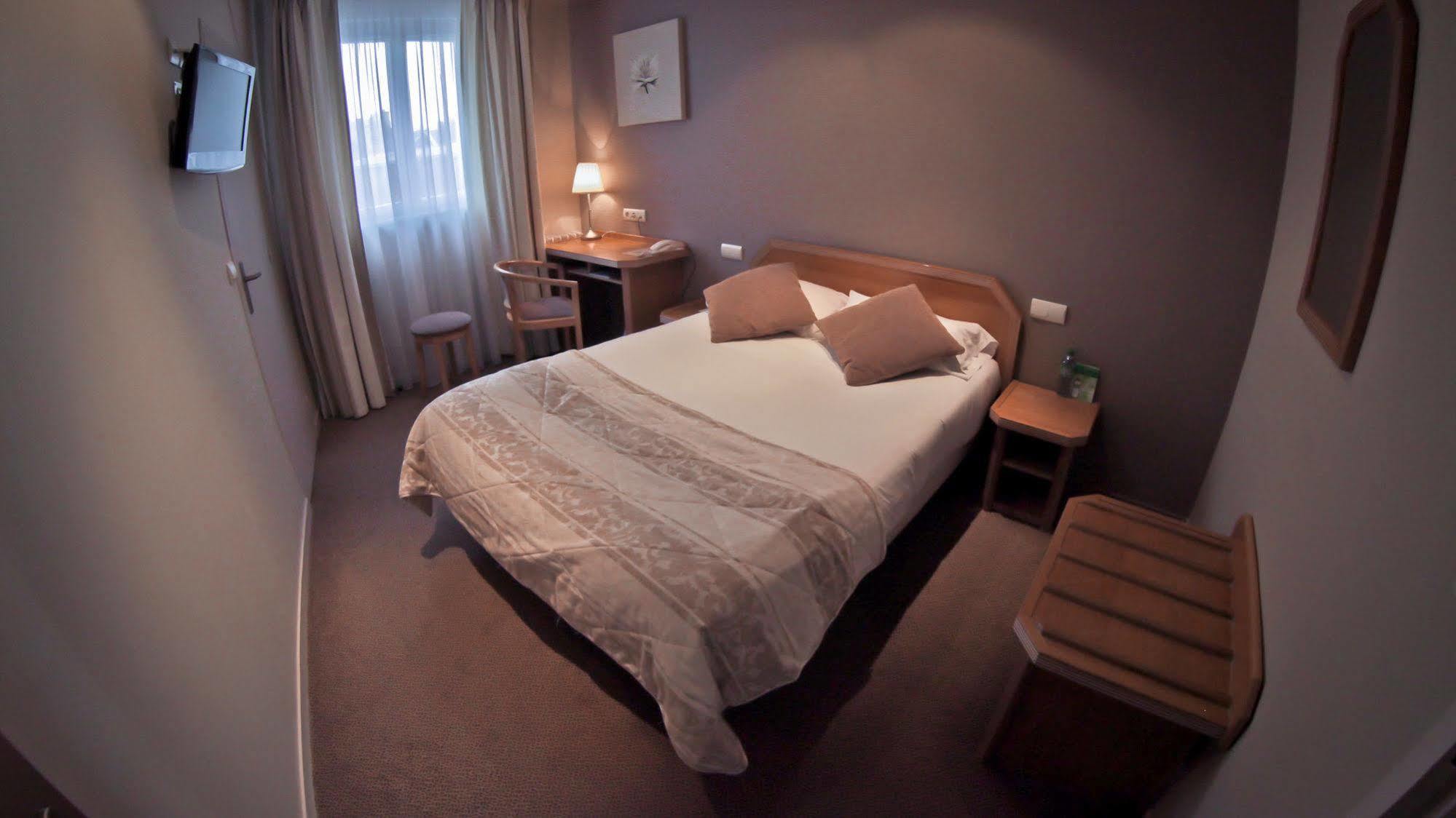 Loudéac Brit Hotel Les Voyageurs מראה חיצוני תמונה